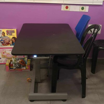שולחן מתכוונן חשמלי לילדים טווח גובה 60-97 ס"מ