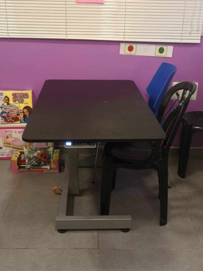 שולחן מתכוונן חשמלי לילדים טווח גובה 60-97 ס"מ